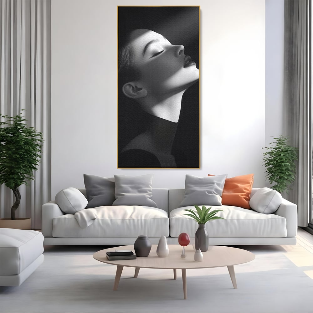 Tablou canvas cu tablou canvas portret alb-negru femeie, in rama de aluminiu auriu, pe perete intr-un living